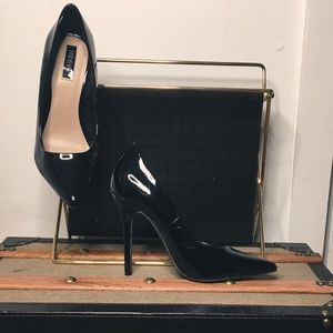 Shiny Black Pointy Toe Pumps